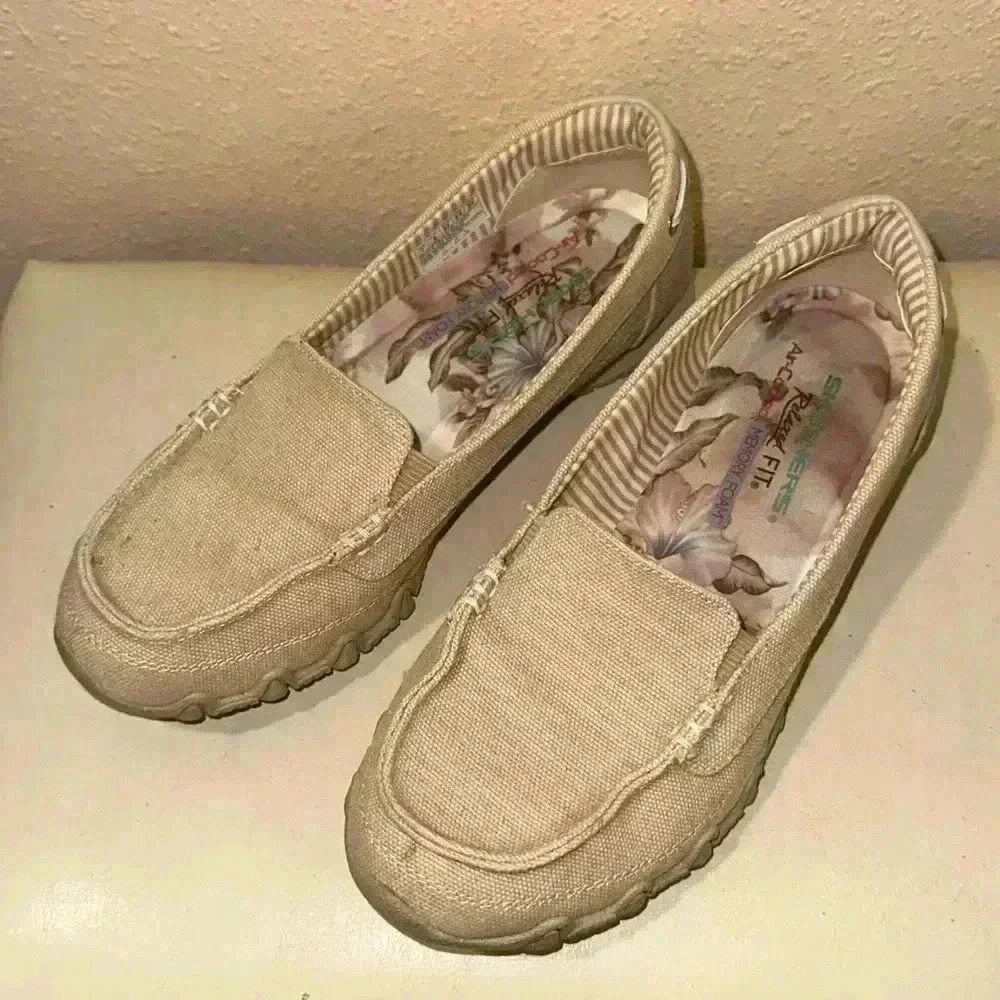 Skechers canvas loafers size 7